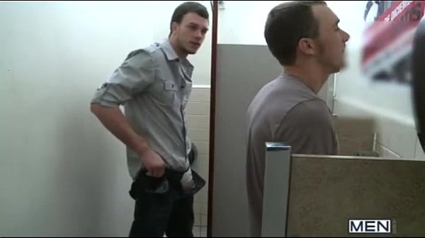 Homens transando no banheiro da balada